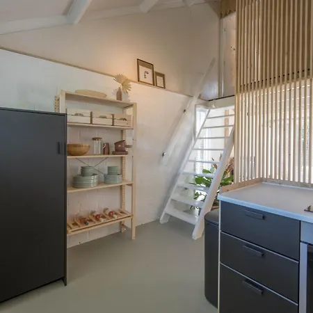 Holiday home 't Vrijhofje, Stijlvolle Vakantiewoning Nabij En Duinen Warmenhuizen